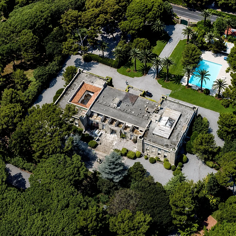 Luftaufnahme einer exklusiven Villa mit weitläufiger Parkanlage, Pool und mediterraner Landschaft – Architekturplanung für hochwertige Wohnhäuser durch ein Architekturbüro.