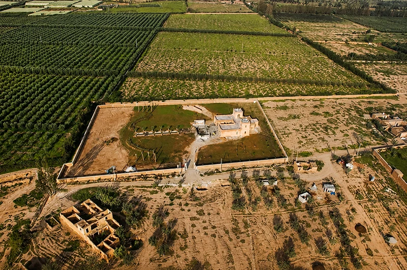 Drohnenaufnahme eines Villenneubaus mit weitläufigem Grundstück während der Bauphase – Architekturplanung und Projektentwicklung eines Architekturbüros.