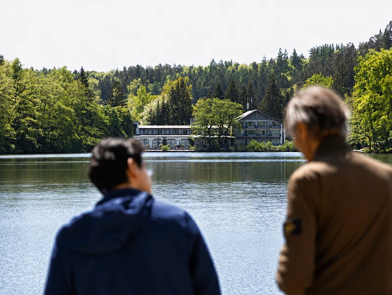 Herr Schreiber und Herr Ventura gemeinsam am See